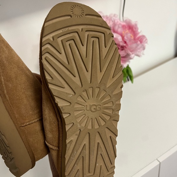 UGGS - Picture 4 of 4